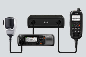 Digital mobile radio with numerical display, in the range of 380-470MHz, 99 selectable channels, GPS, and bluethooth. Includes microphone, power cable and bracket.